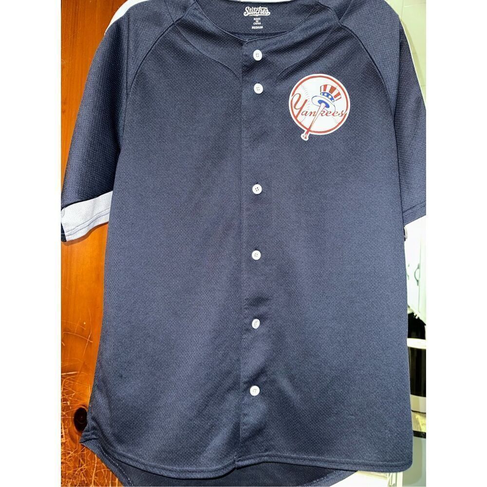 Stitches New York Yankees Team Logo MLB Men’s Medium Shirt Embroidered button up